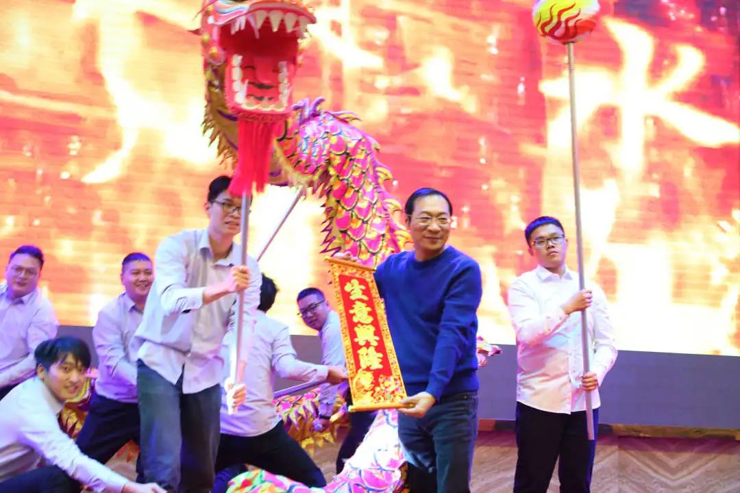 金虎迎新·領(lǐng)跑2022 | 集團(tuán)年度總結(jié)會(huì)暨新年晚會(huì)完美落幕！(圖16)